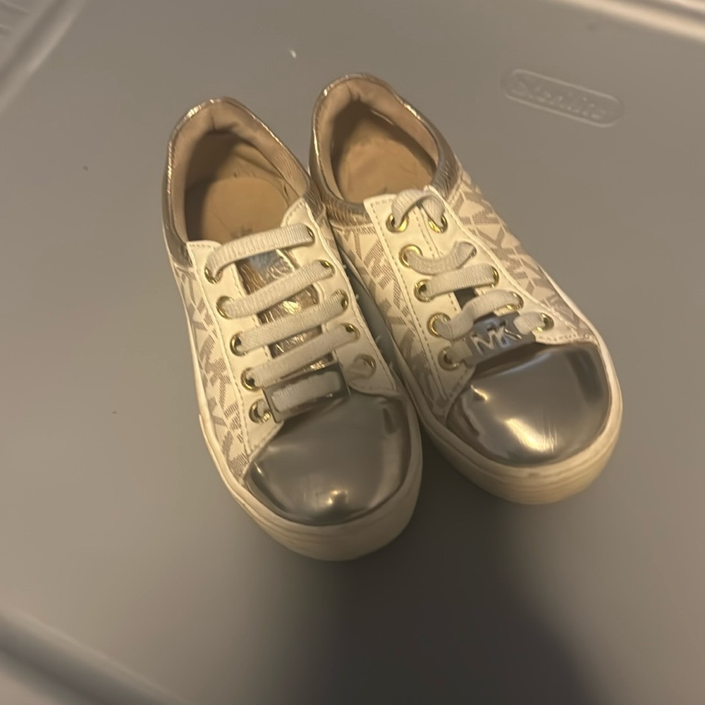 Michael Kors gently worn size 7T adorable gold shoes